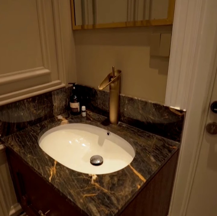 <p>Di ruang tamu, Shireen menyediakan toilet dan wastafel untuk tamu yang berkunjung. Ruangan ini diubah menjadi lebih elegan setelah renovasi. (Foto: YouTube The Sungkars)</p>
