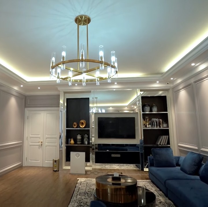 <p>Shireen melengkapi ruang keluarga ini dengan perabot televisi dan sofa kecil berwarna putih di sudut ruangan. (Foto: YouTube The Sungkars)</p>