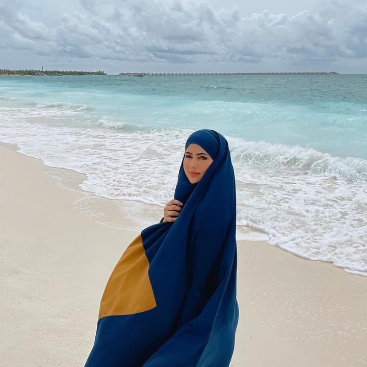 <p>Di beberapa kesempatan, Sana Khan kini lebih sering terlihat mengenakan hijab syar'i, Bunda. (Foto: Instagram @sanakhaan21)</p>