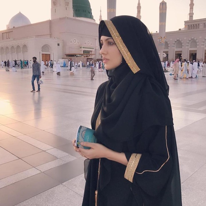 <p>Sana Khan tampak serius menjalani kehidupannya usai berhijab. Ia kerap mengunggah kutipan-kutipan Islami ke media sosial. (Foto: Instagram @sanakhaan21)</p>