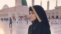 <p>Sana Khan tampak serius menjalani kehidupannya usai berhijab. Ia kerap mengunggah kutipan-kutipan Islami ke media sosial. (Foto: Instagram @sanakhaan21)</p>