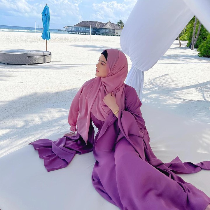 <p>Sana Khan merupakan salah satu artis Bollywood yang sudah sering membintangi film dan menjadi model iklan. Namun pada 2020 lalu, ia telah meninggalkan dunia hiburan untuk berhijrah. (Foto: Instagram @sanakhaan21)</p>