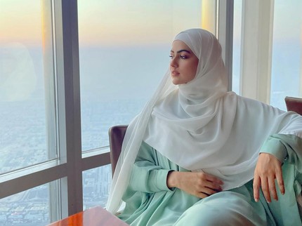 7 Potret Sana Khan, Artis India Hijrah & Berhijab yang Kini Bisnis Busana Muslim