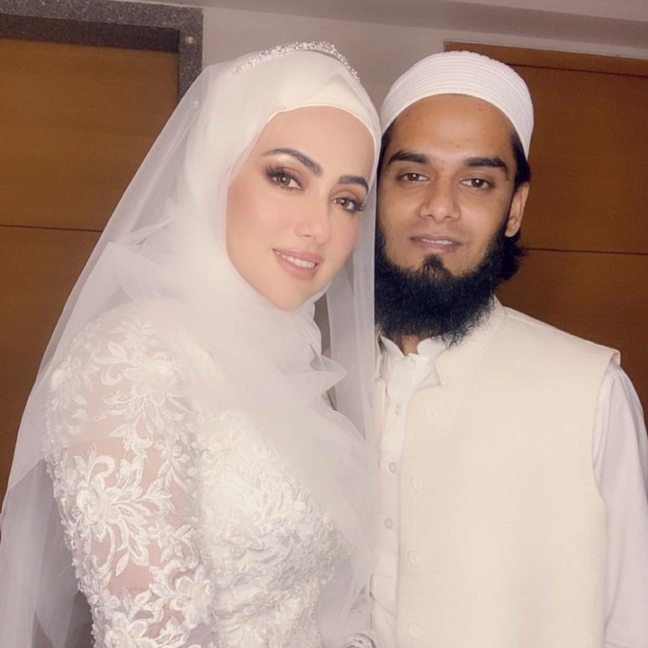 <p>Keputusan itu dibuat oleh Sana Khan sejak menikah dengan ustaz bernama Mufti Anas. Pernikahan mereka tidak terekspose publik hingga Sana Khan mengunggah potret mereka ke Instagram. (Foto: Instagram @sanakhaan21)</p>
