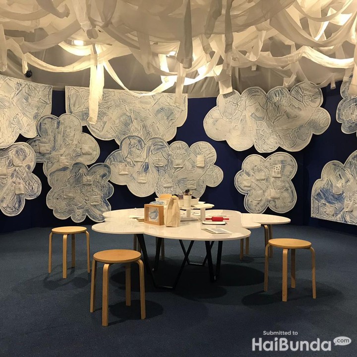 <p>Di dalam ruang seni ini, Bunda bisa mengajak Si Kecil untuk bereksplorasi membuat karya seni dengan menggunakan kertas karbon. Bisa melatih motoriknya, lho. (Foto: Dokumentasi Pribadi HaiBunda)</p>