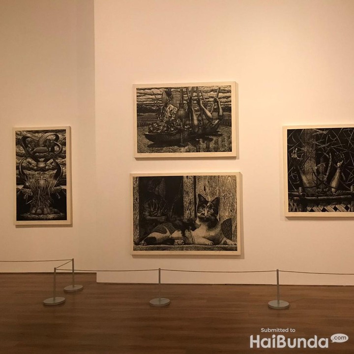 <p>Selain bisa mengajak anak berkreasi sambil ngabuburit, Bunda juga bisa berfoto dan menikmati karya lainnya di Museum Macan, lho. Salah satunya adalah lukisan hitam putih ini. (Foto: Dokumentasi Pribadi HaiBunda)</p>
