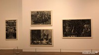<p>Selain bisa mengajak anak berkreasi sambil ngabuburit, Bunda juga bisa berfoto dan menikmati karya lainnya di Museum Macan, lho. Salah satunya adalah lukisan hitam putih ini. (Foto: Dokumentasi Pribadi HaiBunda)</p>