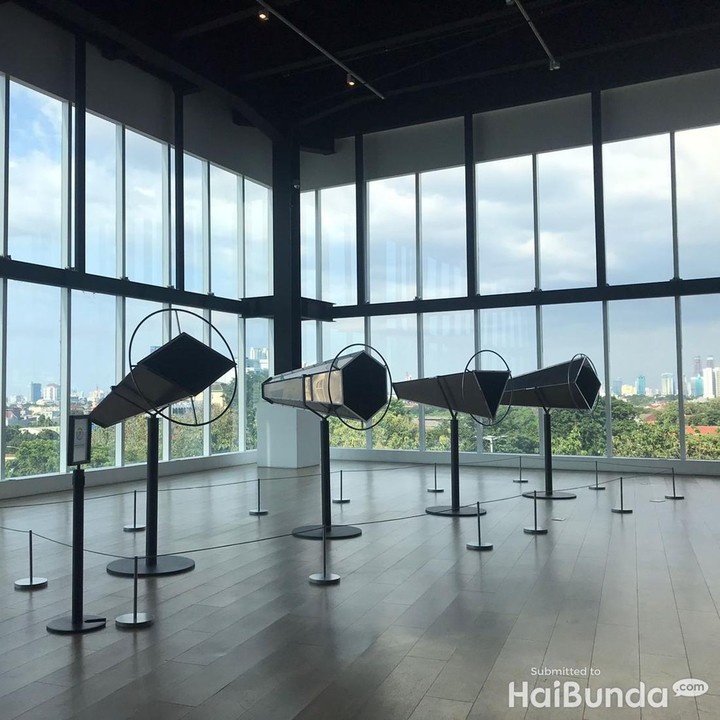 <p>Kaleidoskop karya Eliasson akan berakhir minggu ini, Bunda. Karya ini terdiri dari empat perangkat optik yang terbuat dari panel baja tahan karat dengan permukaan dalam dipoles menjadi cermin.  (Foto: Dokumentasi Pribadi HaiBunda)</p>