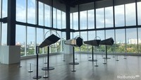 <p>Kaleidoskop karya Eliasson akan berakhir minggu ini, Bunda. Karya ini terdiri dari empat perangkat optik yang terbuat dari panel baja tahan karat dengan permukaan dalam dipoles menjadi cermin.  (Foto: Dokumentasi Pribadi HaiBunda)</p>