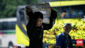 FOTO: Mudik Lebih Awal di Terminal Kampung Rambutan