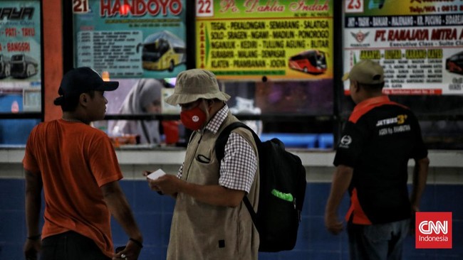 Angga, sopir bus Merak-Jakarta sudah tiga kali tak membawa busnya mengaspal lantaran sepi penumpang. Ia pun terpaksa bermalam di Terminal Kampung Rambutan.
