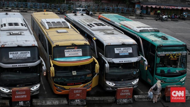 Angga, sopir bus Merak-Jakarta sudah tiga kali tak membawa busnya mengaspal lantaran sepi penumpang. Ia pun terpaksa bermalam di Terminal Kampung Rambutan.