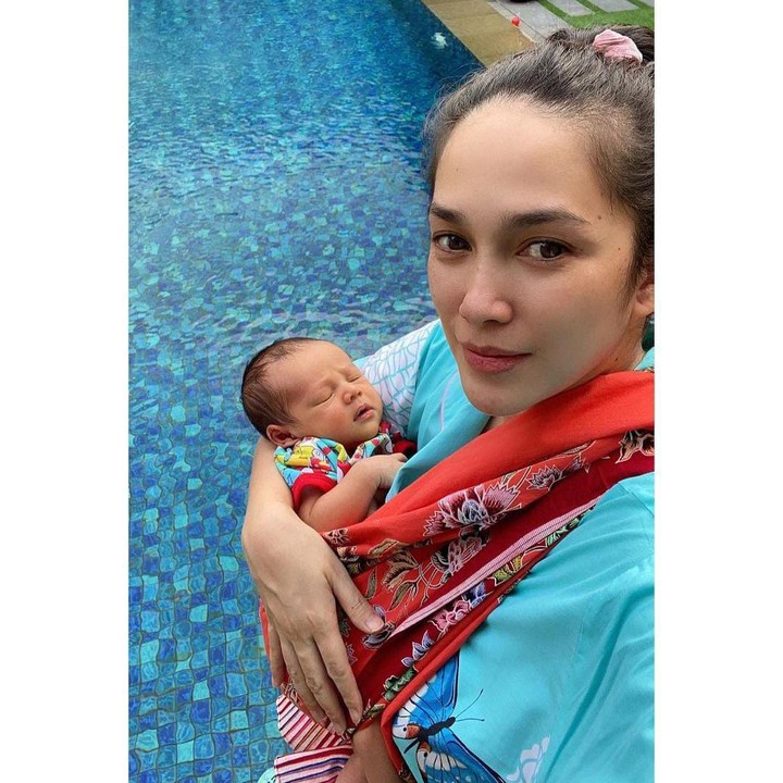 <p>Sudah memiliki lima anak, Ussy Sulistiawaty tampaknya sudah nyaman menggunakan jarik untuk menggendong anak kelimanya. (Foto: @ussypratama)</p>