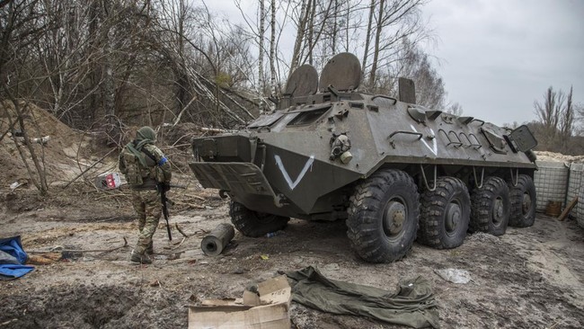 Ukraina mengklaim menemukan kuburan para pasukan Rusia yang tewas dalam invasi di negara itu. Temuan ini bertolak belakang dengan slogan tak resmi Rusia.