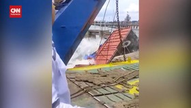 VIDEO: Momen Truk Pengangkut Sembako Tercebur Ke Laut
