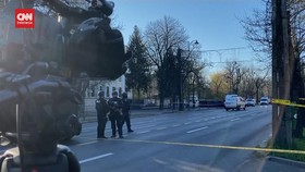 VIDEO: Gerbang Kedubes Rusia di Bukares Ditabrak Mobil, 1 Orang Tewas