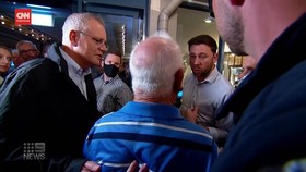 VIDEO: Momen PM Australia Kena Cemooh Warga Lansia