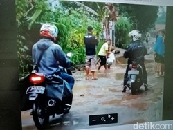 Viral Warga Sumedang Tabur Ikan di Jalanan Rusak Tanjungsari