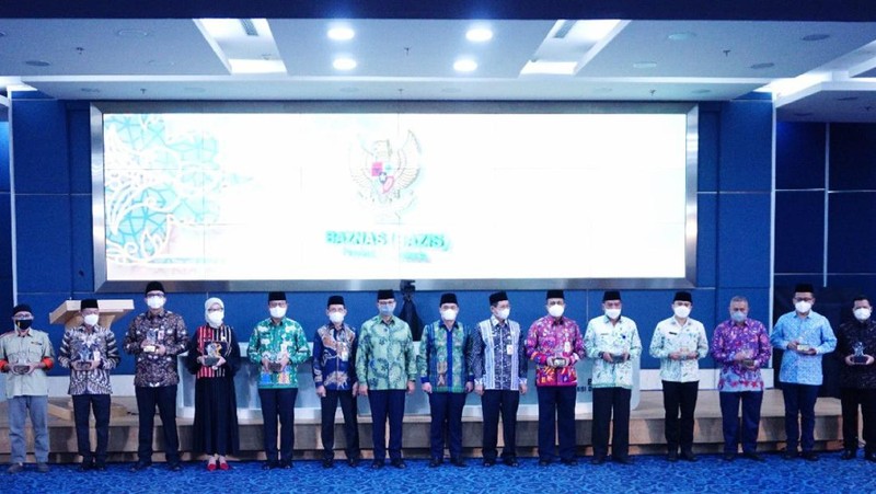 Perumda Pembangunan Sarana Jaya menunaikan zakat perusahaannya pada Kamis (7/4) melalui BAZNAS (BAZIS) Provinsi DKI Jakarta.