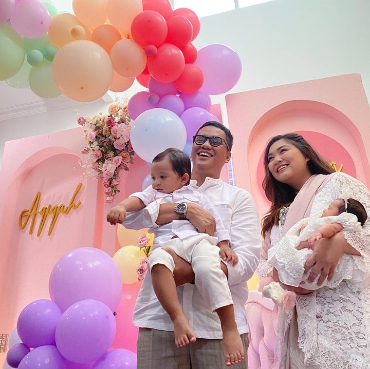 <p>Sebagai orang tua, pasangan ini memang enggak mau melewatkan masa tumbuh kembang anak-anaknya. Keluarga menjadi prioritas utama keduanya. (Foto: Instagram @tiarapangestika)</p>