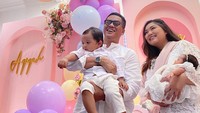 <p>Sebagai orang tua, pasangan ini memang enggak mau melewatkan masa tumbuh kembang anak-anaknya. Keluarga menjadi prioritas utama keduanya. (Foto: Instagram @tiarapangestika)</p>