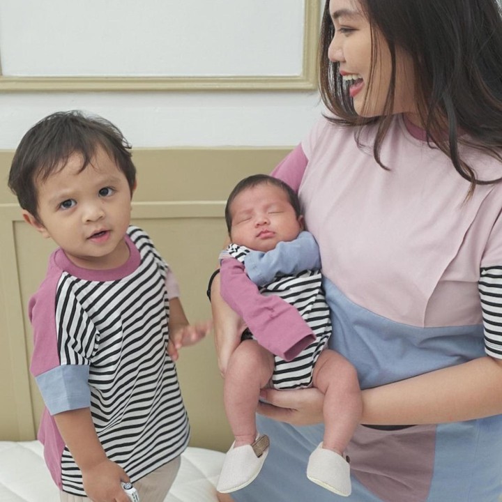 <p>Membesarkan dua anak yang usianya tak terpaut jauh, bukan perkara mudah nih. Belum lama ini, Tipang mengungkapkan kalau anak pertamanya sudah punya kemauan dan pilihan sendiri. Sementara si bungsu masih membutuhkan ekstra perhatian. (Foto: Instagram @tiarapangestika)</p>