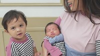 <p>Membesarkan dua anak yang usianya tak terpaut jauh, bukan perkara mudah nih. Belum lama ini, Tipang mengungkapkan kalau anak pertamanya sudah punya kemauan dan pilihan sendiri. Sementara si bungsu masih membutuhkan ekstra perhatian. (Foto: Instagram @tiarapangestika)</p>