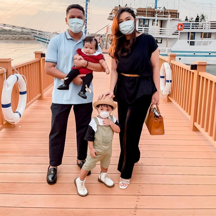 <p>Arief Muhammad dan Tiara Pangestika sering banget <em>quality time</em> bareng kedua anaknya. Tiara sendiri memang belum bisa jauh-jauh dari kedua anaknya karena masih kecil. (Foto: Instagram @tiarapangestika)</p>