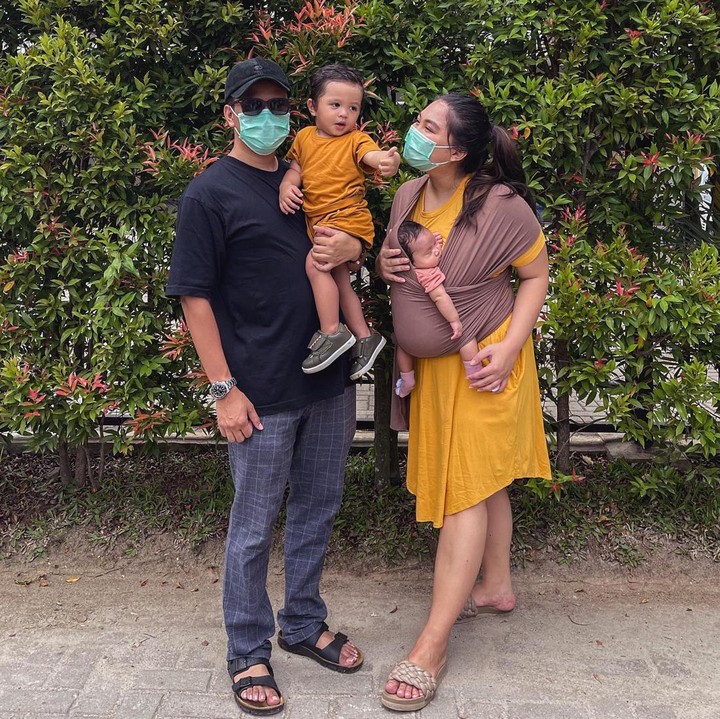 <p>Pasangan <em>influencer</em> Arief Muhammad dan Tiara Pangestika menikah pada 16 September 2016. Keduanya kemudian dikaruniai dua orang anak, Ibrahim Wishaka El Emran (Baim) dan Mecca Ayu Amanjiva. (Foto: Instagram @tiarapangestika)</p>