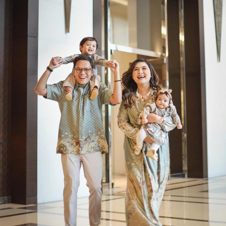 <p>Meski sibuk, Arief dan Tipang selalu menyisihkan waktu untuk bersama Baim dan Mecca. Pasangan ini juga kerap membagikan momen kebersamaan mereka di YouTube lho, Bunda. Seru banget kan? (Foto: Instagram @tiarapangestika)</p>