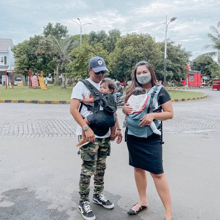 <p>Tiara Pangestika atau akrab disapa Tipang, kerap mengunggah momen kebersamaannya dengan sang suami dan kedua anaknya nih, Bunda. (Foto: Instagram @tiarapangestika)</p>