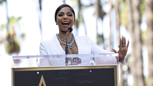 Ashanti mengumumkan sedang mengandung anak pertama dan telah bertunangan dengan rapper Nelly.