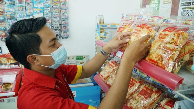 Berbekal persistensi, keuletan, dan menjaga kualitas barang, camilan buatan para mantan TKI di Desa Pasirjaya, Karawang, merambah pasar lewat gerai Alfamart.
