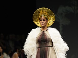 3 Tahun Absen dari Catwalk, Paula Verhoeven Latihan Lagi Pakai Heels
