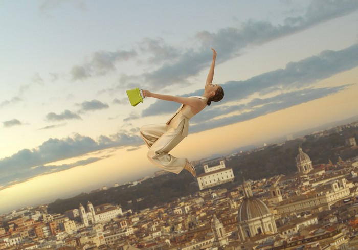 Dibintangi model Adwoa Aboah, sang model ditampilkan tampil terbang melayang mengelilingi kota Roma sembari menenteng tas Fendi Peekaboo. 