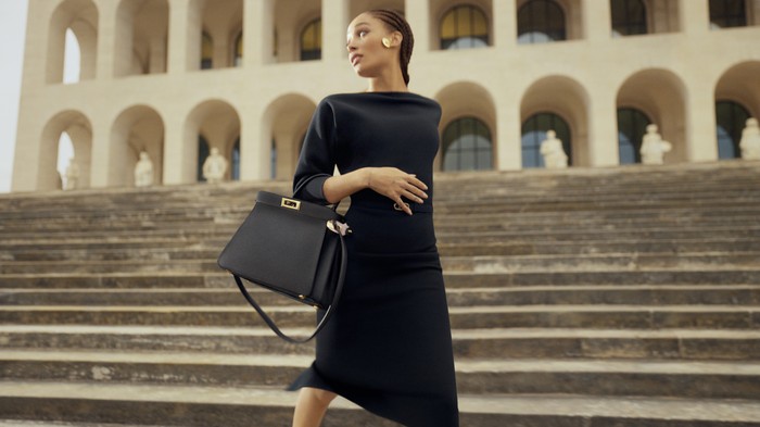 Selain keindahan kota Roma, tampak Palazzo della Civiltà Italiana, bangunan ikonis yang juga jadi markas dari Fendi sebagai latar. Foto: Courtesy of Fendi