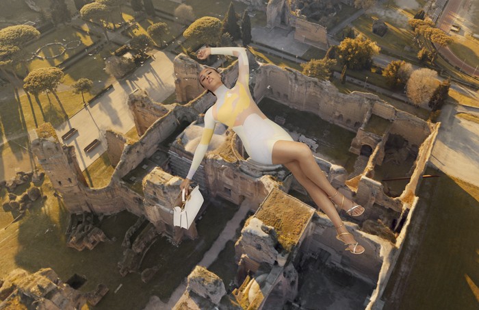 Dipercaya menggarap konsep iklan dari tas ikonis Fendi Peekaboo, Luca Guadagnino berfokus pada sisi witty, whimsical, dan klasik dari Fendi dan Roma, tempat kelahiran rumah mode legendaris ini. Foto: Courtesy of Fendi