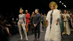 Cerita Hian Tjen Pamer Karya di Arab Fashion Week