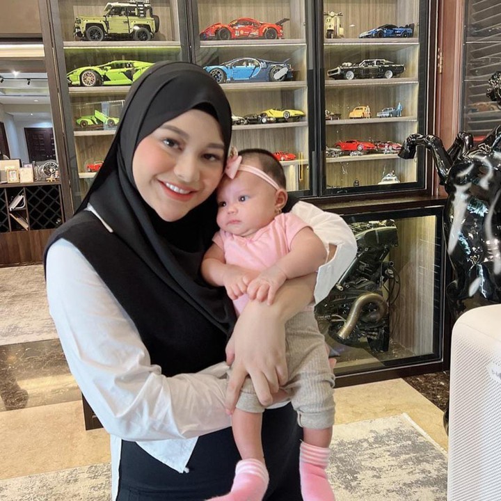 <p>Istri dari Atta Halilintar ini, baru saja melahirkan Si Cantik Ameena Hanna Nur Atta. Tahun ini adalah tahun pertamanya menjalani bulan Ramadan sebagai ibu menyusui, lho Bunda. (Foto: Instgaram @aurelie.hermansyah)</p>