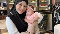 <p>Istri dari Atta Halilintar ini, baru saja melahirkan Si Cantik Ameena Hanna Nur Atta. Tahun ini adalah tahun pertamanya menjalani bulan Ramadan sebagai ibu menyusui, lho Bunda. (Foto: Instgaram @aurelie.hermansyah)</p>