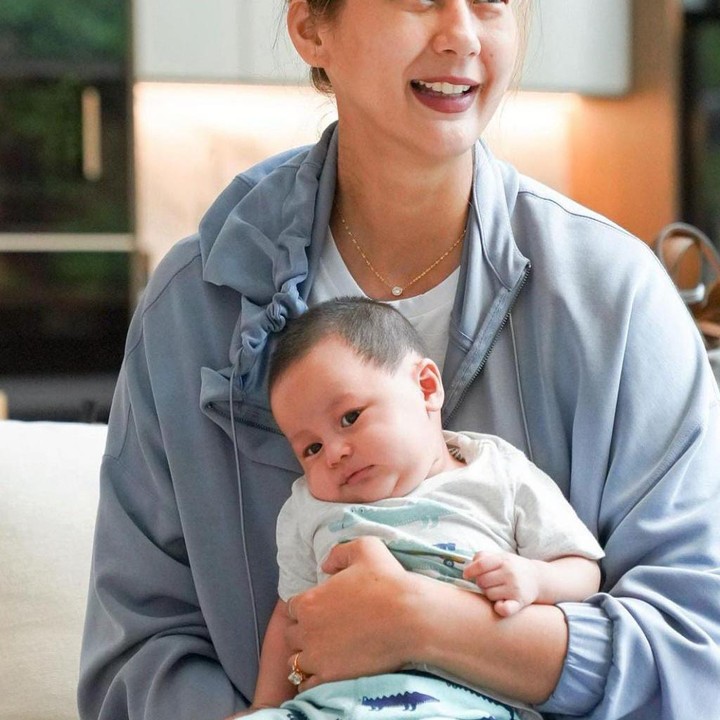 <p>Istri dari Baim Wong ini juga baru saja melahirkan anak keduanya, Kenzo Eldorago Wong. Sama seperti Nagita, Paula menjalani Ramadan tahun ini sebagai ibu menyusui. (Foto: Instagram @paula_verhoeven)</p>