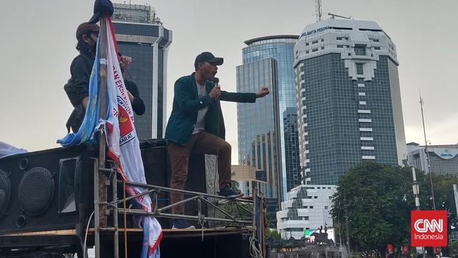 Demo besar-besaran ini akan dilakukan massa Badan Eksekutif Mahasiswa Seluruh Indonesia (BEM SI) hari ini di gedung Dewan Perwakilan Rakyat, Senayan, Jakarta.