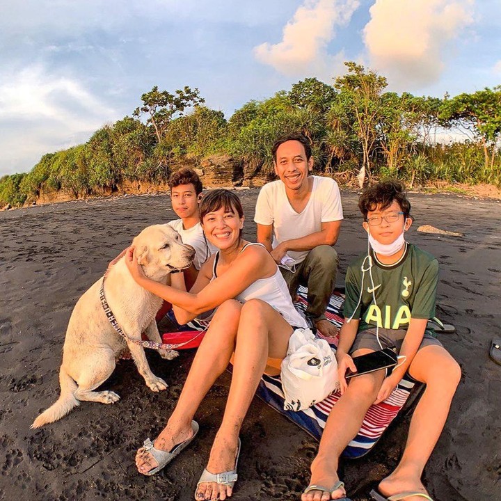 <p>Beberapa tahun lalu, Sophie Navita dan Pongki Barata memboyong kedua putranya untuk menetap di Bali. (Foto: Instagram @sophienavita)</p>