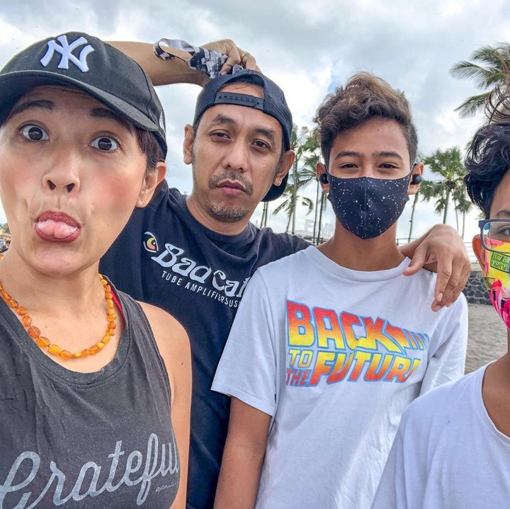 <p>Keluarga Sophie Navita dan Pongki Barata juga selalu tampil kompak di setiap suasana, Bunda. (Foto: Instagram @sophienavita)</p>