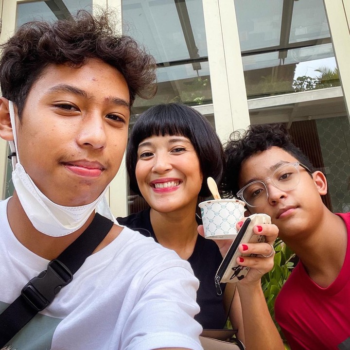 <p>Sophie Navita kerap membagikan momen <em>quality time</em> bersama kedua putranya yang beranjak remaja, Rangga Namora Putra Barata dan Radya Tuaro Putra Barata. (Foto: Instagram @sophienavita)</p>