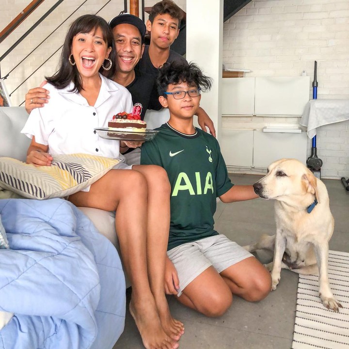 <p>Keluarga kecil ini hidup bahagia di Bali. Kebahagiaan itu kerap diperlihatkan oleh Sophie Navita yang rajin mengunggah potret bersama keluarganya. (Foto: Instagram @sophienavita)</p>