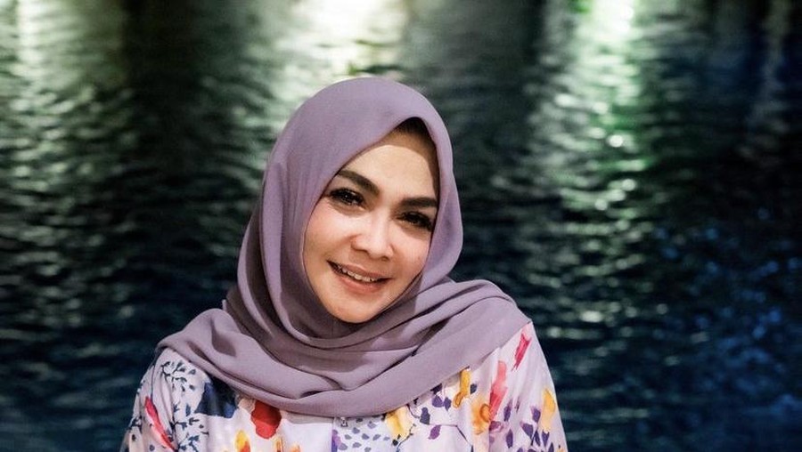 Keseruan Mama Rieta Saat Belajar Bikin Kue hingga Ngemil Durian Keseruan Mama Rieta Saat Belajar Bikin Kue hingga Ngemil Durian