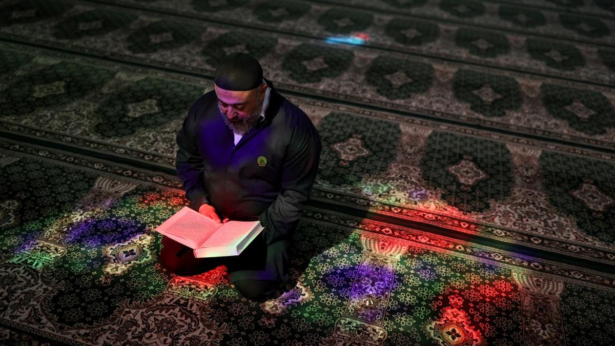 FOTO: Khusyuk dan Sunyi Ramadan di Tehran