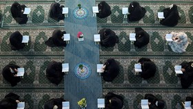 FOTO: Khusyuk dan Sunyi Ramadan di Tehran