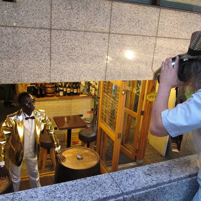 Bagi La Sape memakai barang palsu adalah bentuk penghinaan. Meski modis nyatanya komunitas ini juga dikritik. Baca selengkapnya di sini. Foto: Dok. La Sape